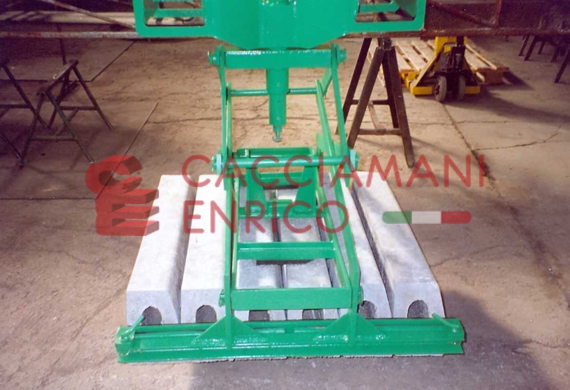 Clamp for lifting pipes